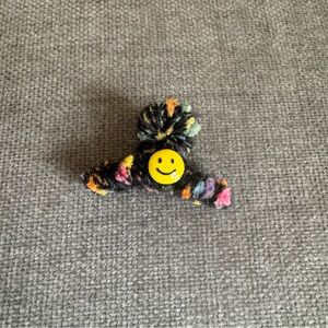 Tiny hair smiley face claw clip
